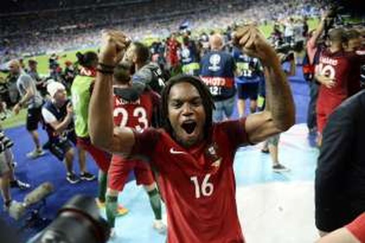 Renato Sanches bersukacita setelah berhasil membawa Portugal juara Piala Eropa di Perancis, 10 Juli 2016.