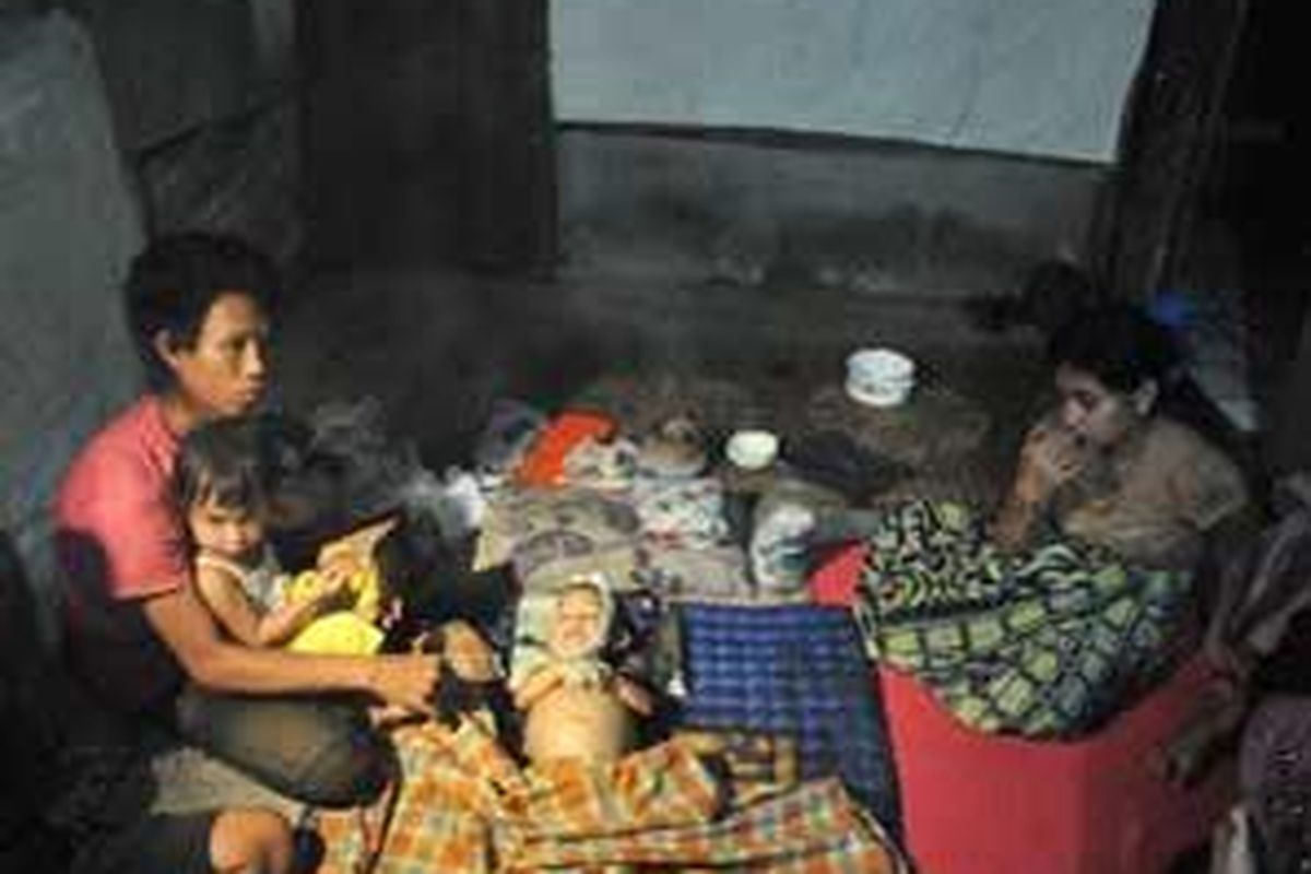 Bayi berumur setahun sebelas bulan, Dea Adelia (tengah), meninggal di Makassar pada Sabtu (1/11) karena kekurangan gizi. Dea sempat dirawat di Rumah Sakit Labuang Baji Makassar pada Rabu pekan ini, namun tidak tertolong karena terlambat mendapat penanganan dokter.