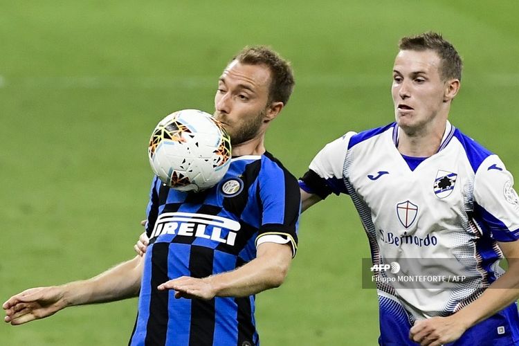 Christian Eriksen (kiri) berduel dengan Jakub Jankto (kanan) pada laga Inter Milan vs Sampdoria di Stadion Giuseppe Meazza dalam lanjutan pekan ke-26 Serie A, kasta teratas Liga Italia, 21 Juni 2020.
