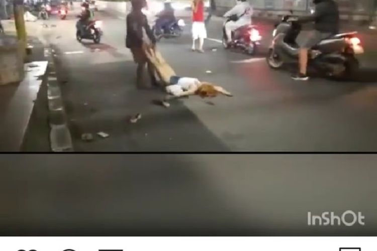 tangkapan layar posting @maklambeturah terkait video perempuan tergeletak di jalan kawasan Pasar Minggu, Jakarta Selatan, Jumat (5/15/2092)