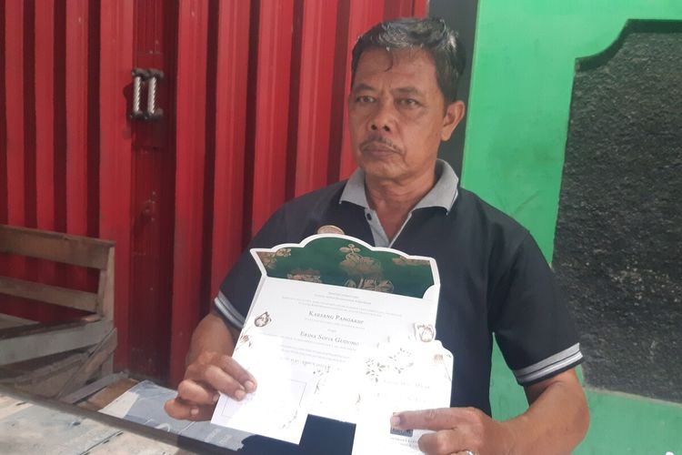 Seorang warga sekaligus penjual hidangan istimewa kampung (HIK) asal Sumber, Banjarsari, Solo, Jawa Tengah, bernama Joko Riyanto (59) mendapat undangan resepsi pernikahan Kaesang Pangarep dan Erina Gudono.