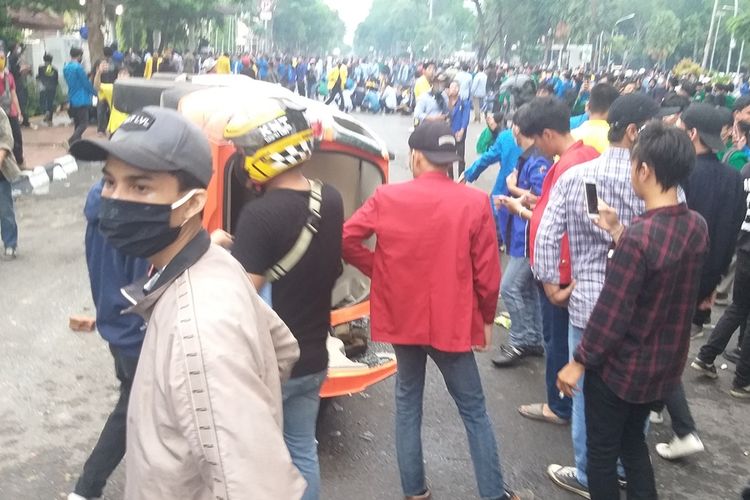 Mobil Pam Obvit milik Polresta Palembang dirusak massa aksi demo penolakan RUU Omnibus Law Cipta  Kerja yang berlangsung di depan gedung DPRD Sumsel, Rabu (8/10/2020l).