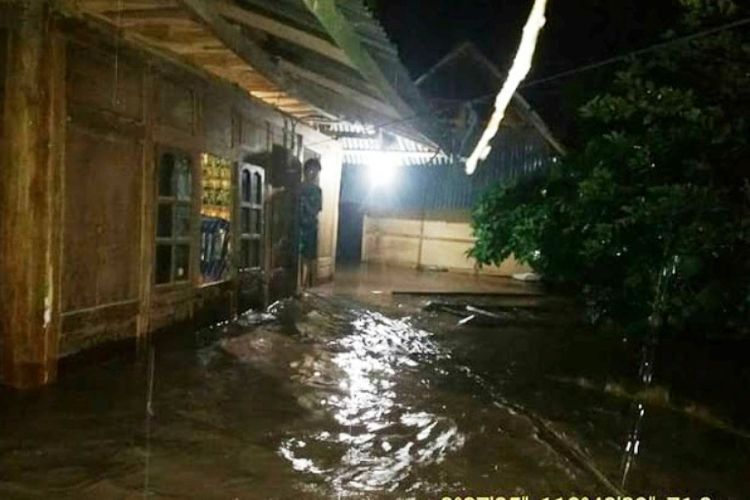 Kondisi banjir yang menggenangi pemukiman warga di Bima, Sabtu malam (13/01/2018)