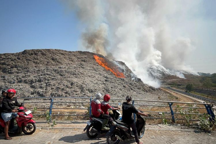 6 Hektar Gunungan Sampah TPA Putri Cempo Solo Terbakar