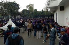 Mahasiswa dan Pelajar Bergabung dan Berkumpul di Dalam GBK