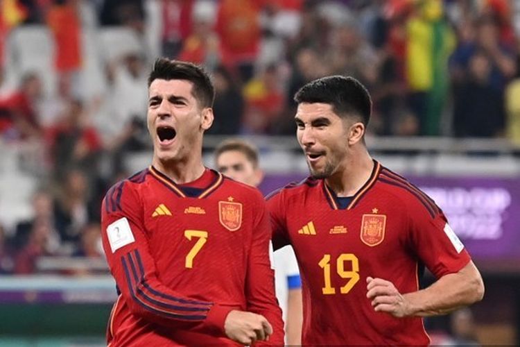 Penyerang timnas Spanyol Alvaro Morata (kiri) berselebrasi usai mencetak gol ke gawang Kosta Rika pada laga matchday pertama Grup E Piaal Dunia 2022 di Stadion Al Thumama, Doha, Qatar, Rabu (23/11/2022). Spanyol menang telak 7-0 pada pertandingan tersebut.