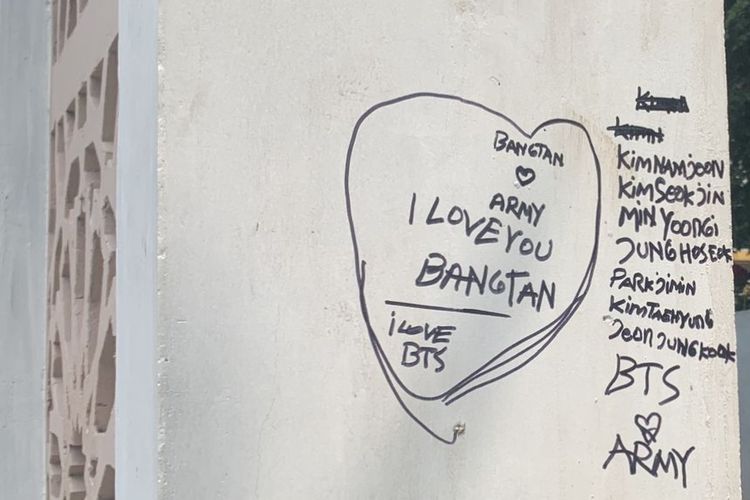 Coretan vandalisme bertuliskan Bangtan Love Army, I Love You Bangtan, I Love BTS lengkap dengan nama member dari grup Boyband Korea Selatan Bangtan Sonyeondan atau lebih dikenal dengan BTS di salah satu pilar yang ada di Alun-Alun Kota Bekasi, Selasa (15/2/2022). 
