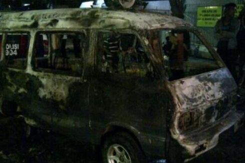Mobil Binmas Polres Probolinggo Dibakar Warga