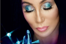 Meski Berusia 75 Tahun, Cher Menolak Rambut Beruban