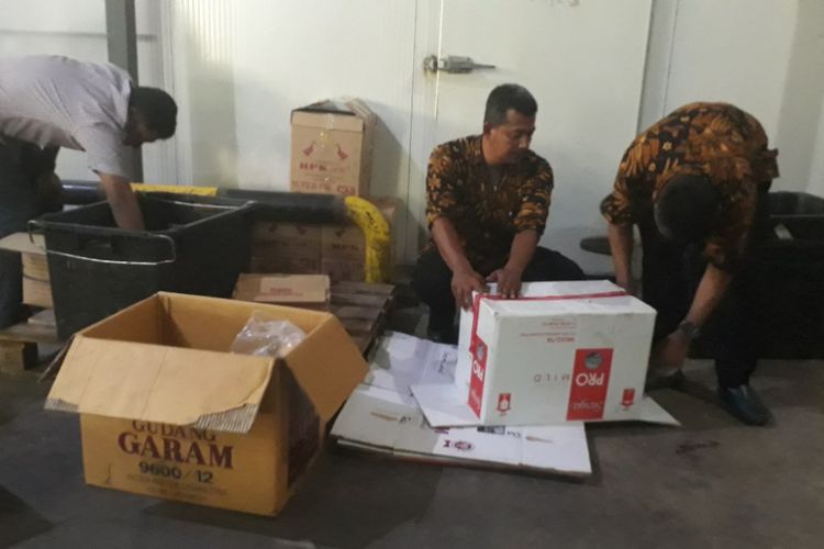 Sejumlah petugas Badan POM Kepri di Batam bersama tim dari TNI, Polri, dan Satpol PP menyita 45 produk makanan yang tidak memiliki izin edar dari gudang PT ATN di Batu Ampar, Batam, Kepri.