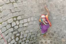 Viral Video Dua Wanita Mempertaruhkan Nyawa demi Air, Turun ke Sumur Tanpa Pengaman