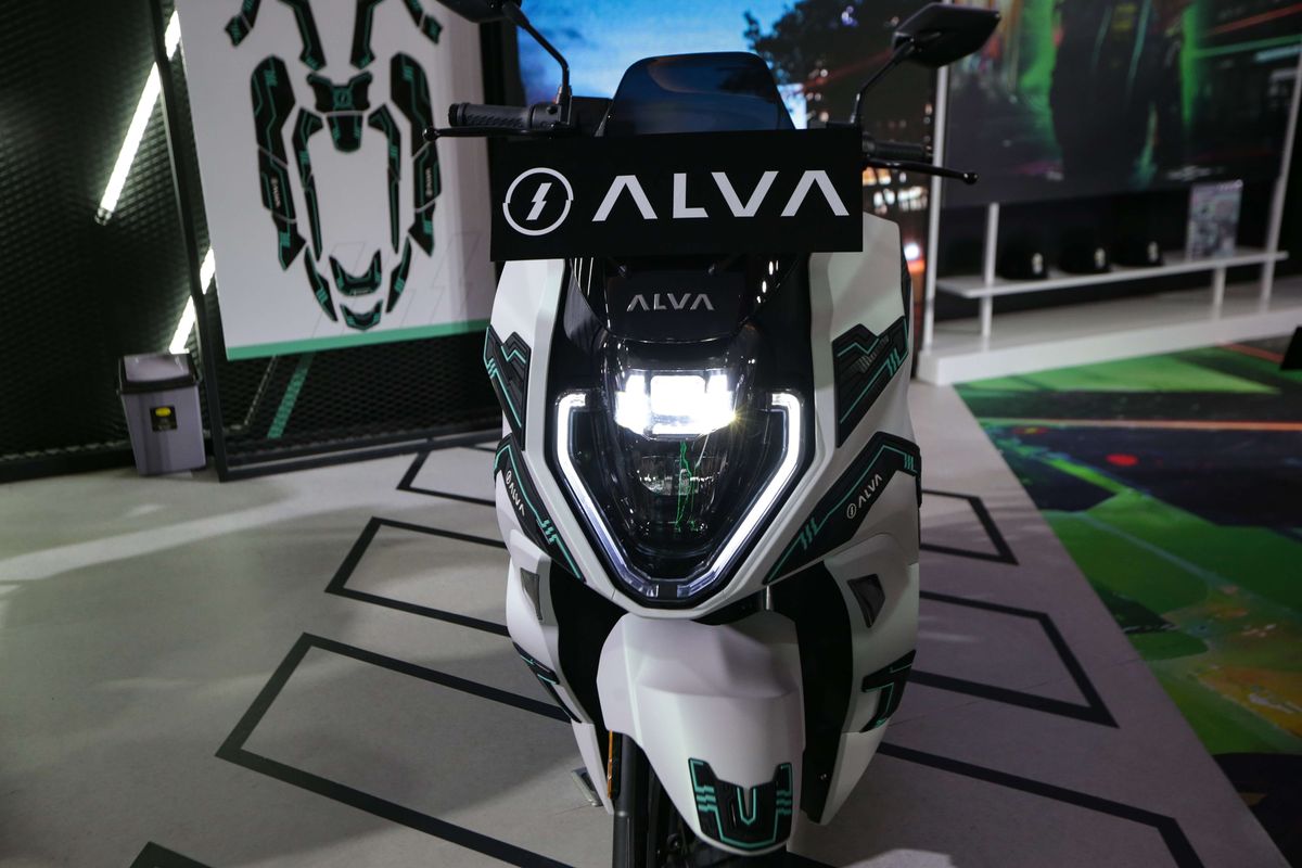 Motor listrik Alva One x Hayaidesu dipamerkan di Indonesia International Motor Show (IIMS) 2023 di JIExpo, Kemayoran, Jakarta Pusat, Minggu (19/2/2023).