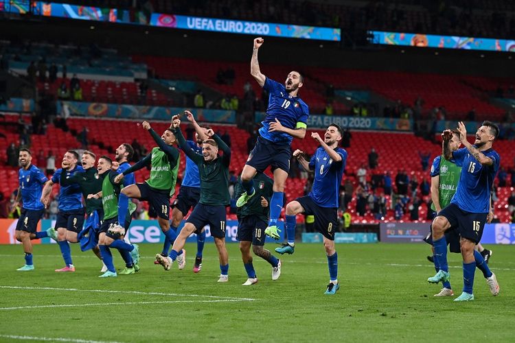 Skuad Italia saat merayakan kemenangan atas Austria pada 16 besar Euro 2020 di Stadion Wembley, London, Minggu (27/6/2021) dini hari WIB.