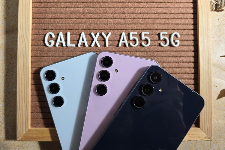 Samsung Galaxy A55 5G yang hadir dalam tiga opsi warna, yakni Awesome IceBlue, Awesome Lilac, dan Awesome Navy