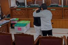 Ferdy Sambo Peluk Putri Candrawathi yang Kembali Hadiri Sidang Usai Terpapar Covid-19