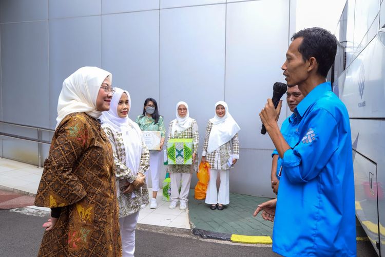 Menteri Ketenagakerjaan Ida Fauziyah dalam acara penyerahan Bantuan Bakti Sosial Ramadhan 1444 Hijriah di Kantor Kemenaker, Jakarta, Kamis (13/4/2023).