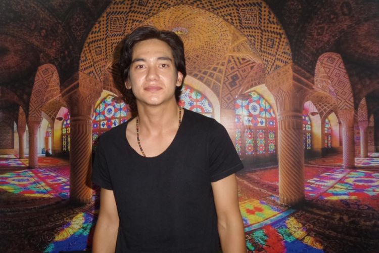 Adipati Dolken diabadikan di sela buka puasa bersama artis-artis Headline di kawasan Pejaten, Jakarta Selaran, Kamis (15/6/2017) malam.