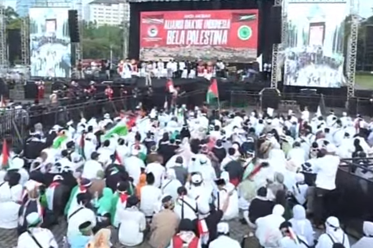 Massa mulai memadati Aksi Akbar Bela Palestina di Monumen Nasional (Monas), Jakarta Pusat, hari ini, Minggu (5/11/2023) pagi.
