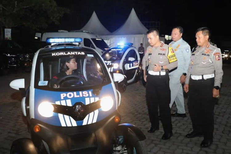 Polwan lakukan pengamanan KTT G20 menggunakan Renault Twizy