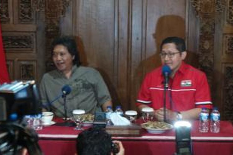 Budayawan Emha Ainun Najib bersama Anas Urbaningrum dalam sebuah diskusi kebudayaan di Duren Sawit, Jakarta Timur, Jumat (1/11/2013).