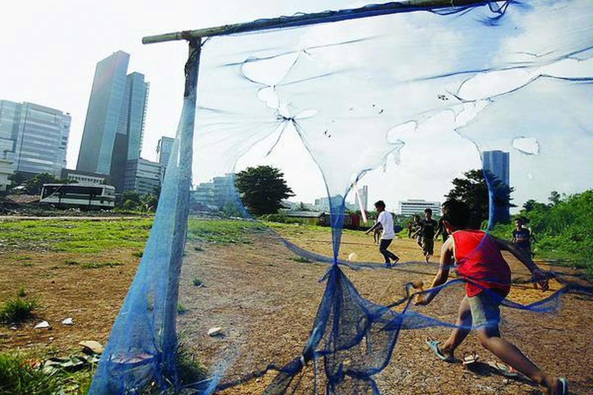 Anak-anak bermain sepak bola di lahan kosong di Kelurahan Menteng Dalam, Kecamatan Tebet, Jakarta Selatan, beberapa waktu lalu. Minimnya ruang terbuka hijau dan ruang publik di DKI Jakarta membuat lahan kosong menjadi incaran anak-anak untuk bermain.