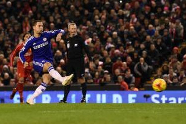 Gelandang Chelsea, Eden Hazard, saat mengeksekusi penalti yang berujung gol ke gawang Liverpool pada leg pertama semifinal Capital One Cup di Anfield, Selasa (20/1/2015). 