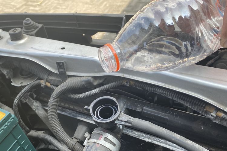 Bahaya Buka Tutup Radiator Saat Mesin Panas, Kulit Bisa Terkelupas