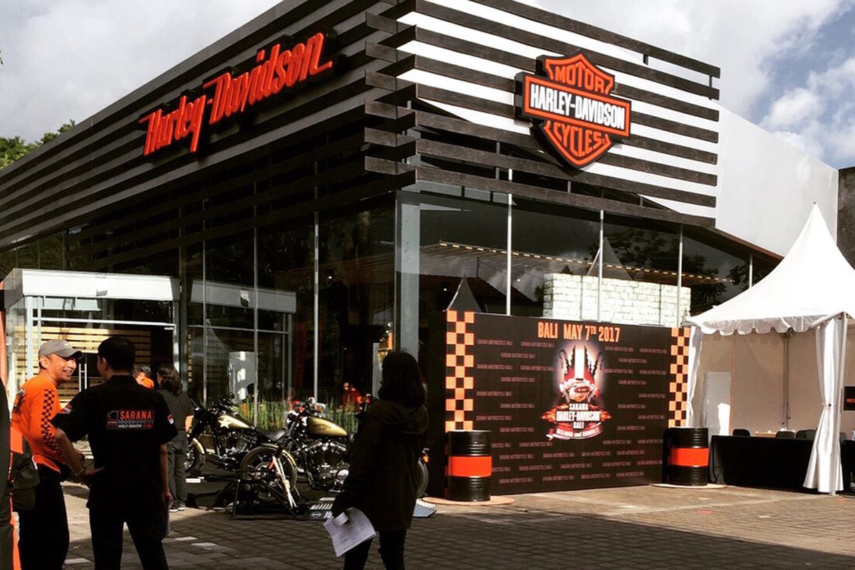 Diler Sarana Harley-Davidson berdiri di Bali.