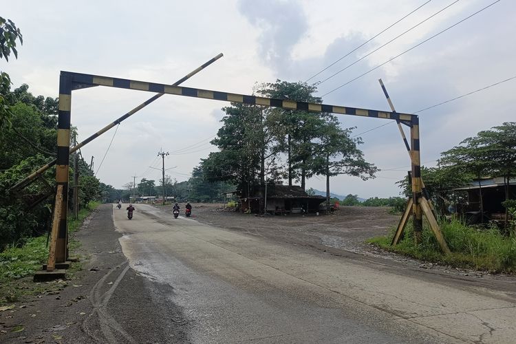 Suasana Jalan Raya Parung Panjang-Sudamanik, Kecamatan Parung Panjang, Kabupaten Bogor.