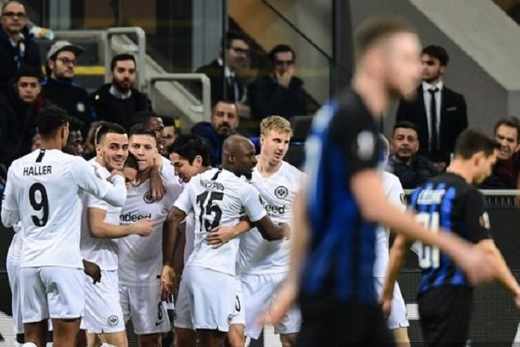 Para pemain Eintracht Frankfurt merayakan gol yang dicetak Luka Jovic pada leg kedua babak 16 besar Liga Eropa UEFA melawan Inter Milana pada 14 Maret 2019 di Stadion San Siro.