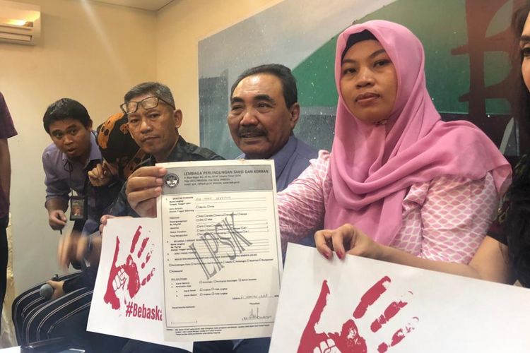 Baiq Nuril menerima tawaran untuk mendapatkan perlindungan dari Lembaga Perlindungan Saksi dan Korban di kompleks parlemen, Rabu (21/11/2018). 