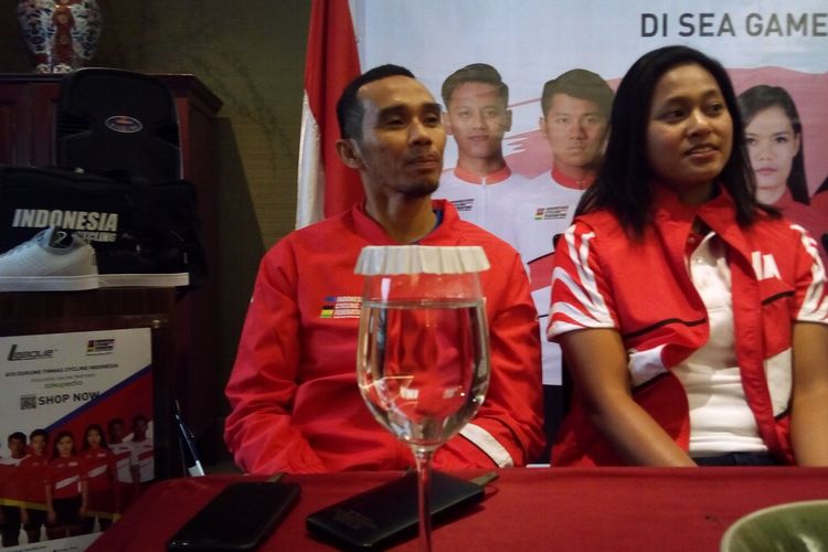 Pelatih timnas balap sepeda Indonesia untuk SEA Games 2019 Dadang Haries Poernomo (kiri dari arah pembaca) dan atlet balap sepeda nomor downhill Tiara Andini Prastika (kanan) saat pelepasan timnas balap sepeda menuju Filipina, Selasa (26/11/2019). 