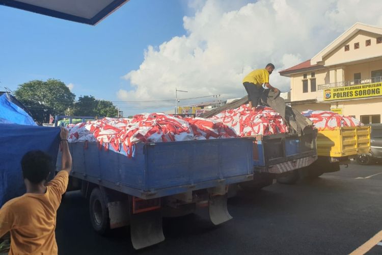 Sebanyak 5.000 paket sembako bantuan dari Presiden Joko Widodo tiba di Sorong, Papua Barat, Sabtu (31/7/2021). 
