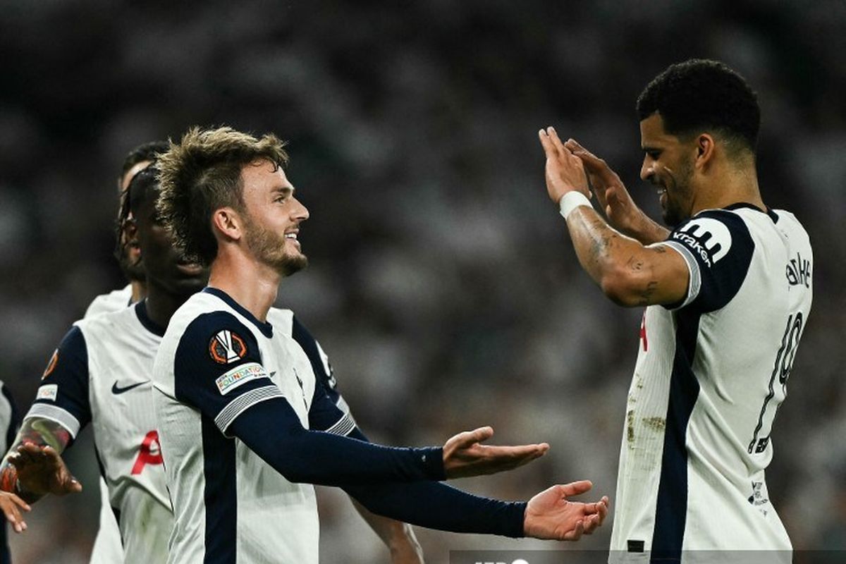 Gelandang Tottenham Hotspur James Maddison (tengah) merayakan gol kedua timnya bersama rekan satu timnya selama pertandingan leg pertama semifinal Liga Europa UEFA antara Tottenham Hotspur dan Bodoe/Glimt di Stadion Tottenham Hotspur di London, pada tanggal 1 Mei 2025.
