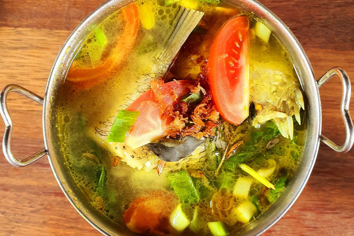 Ilustrasi sop ikan gurame kuah bening yang segar. 