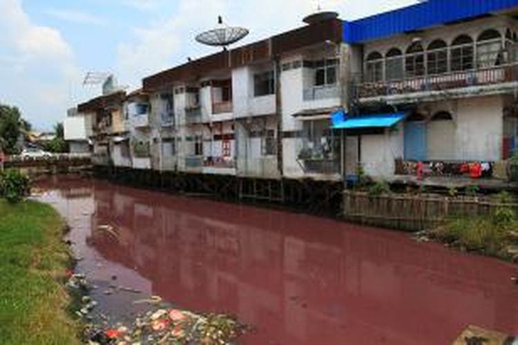 Salah satu aliran sungai Singkawang yang berubah jadi berwarna pink di  Jalan Budi Utomo, Singkawang, Kalimantan Barat (4/8/2014)