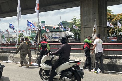 Bawaslu dan Satpol PP Copot Ratusan APK yang Melanggar di Jalan Sholeh Iskandar Bogor