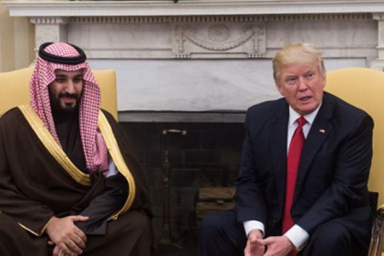 Presiden AS Donald Trump dan Wakil Putra Mahkota Arab Saudi yang juga menjabat sebagai Menteri Pertahanan Mohammed bin Salman berbicara kepada media di Oval Office, Gedung Putih, Washington DC, Selasa (14/3/2017).  