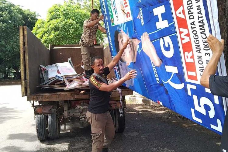 Ratusan alat peraga kampanye (APK) peserta pemilu dicopot Badan Pengawas Pemilu (bawaslu) Baubau dan Satuan Polisi Pamong Praja, Kamis (18/1/2024).