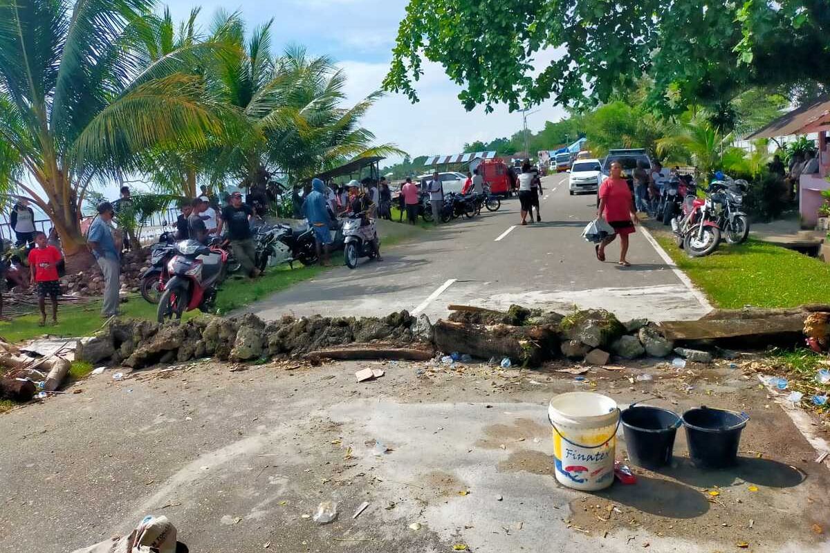 Warga Desa Kamariang, Kecamatan Kairatu, Kabupaten Seram Bagian Barat, Maluku memprotes Pilkades serentak dengan cara memblokade jalan Lintas Pulau Seram yang menghubungkan tiga kabupaten di wilayah tersebut, Kamis (14/10/2021)