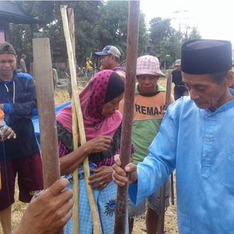 Acara Mattojang dan Padendang atau seni menumbuk lesung dengan irama tertentu digelar Komunitas Suku Bugis di Madimeng, Kelurahan Maminasae, Kecamatan Palateang Pinrang, Sulawesi Selatan, Senin (25/9/2017).