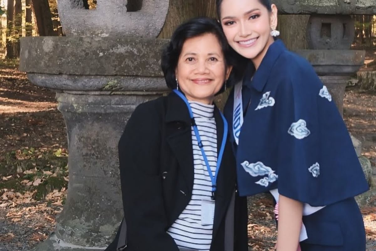 Melliza Xaviera tampil anggun di Jepang dengan batik Megamendung dan tas peta Indonesia, paduan elegan yang tunjukkan identitasnya di Negeri Sakura.