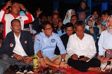 Duduk Lesehan, Sandiaga Nobar Debat Capres Bareng Warga di Bogor