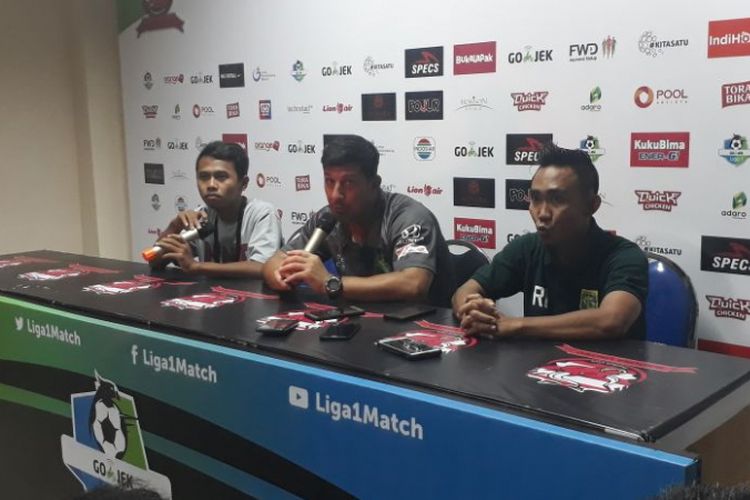 Pelatih Persebaya Surabaya Angel Alfredo Vera memberikan keterangan pers seusai timnya berlaga melawan Madura United di Stadion Ratu Pamelingan, Pamekasan, Jumat (25/5/2018). 