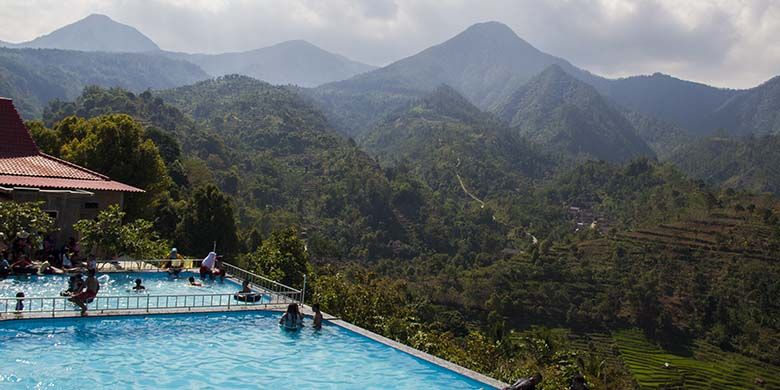 Kolam renang di Soko Langit berlatar belakang barisan Perbukitan Lawu Selatan.