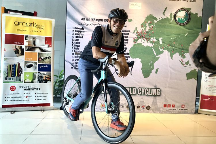 Royke Lumowa cerita tentang persiapannya gowes dari Jakarta menuju Paris, di Hotel Amaris, Jakarta, Rabu (7/6/2023).