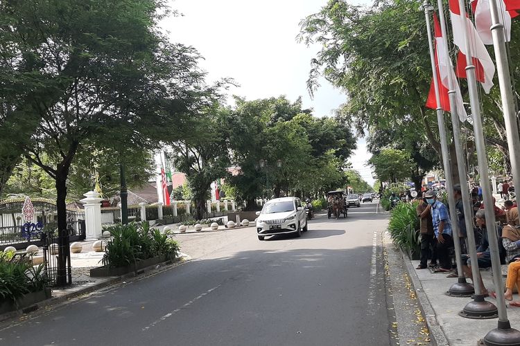 Kondisi arus lalu lintas di depan Istana Kepresidenan Gedung Agung Yogyakarta pukul 14.52 WIB terpantau lancar.