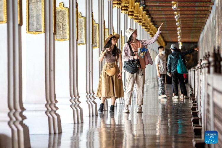 Rombongan Tur dari China Sedang Mengunjungi Grand Palace di Bangkok, Thailand, Selasa (7/2/2023)