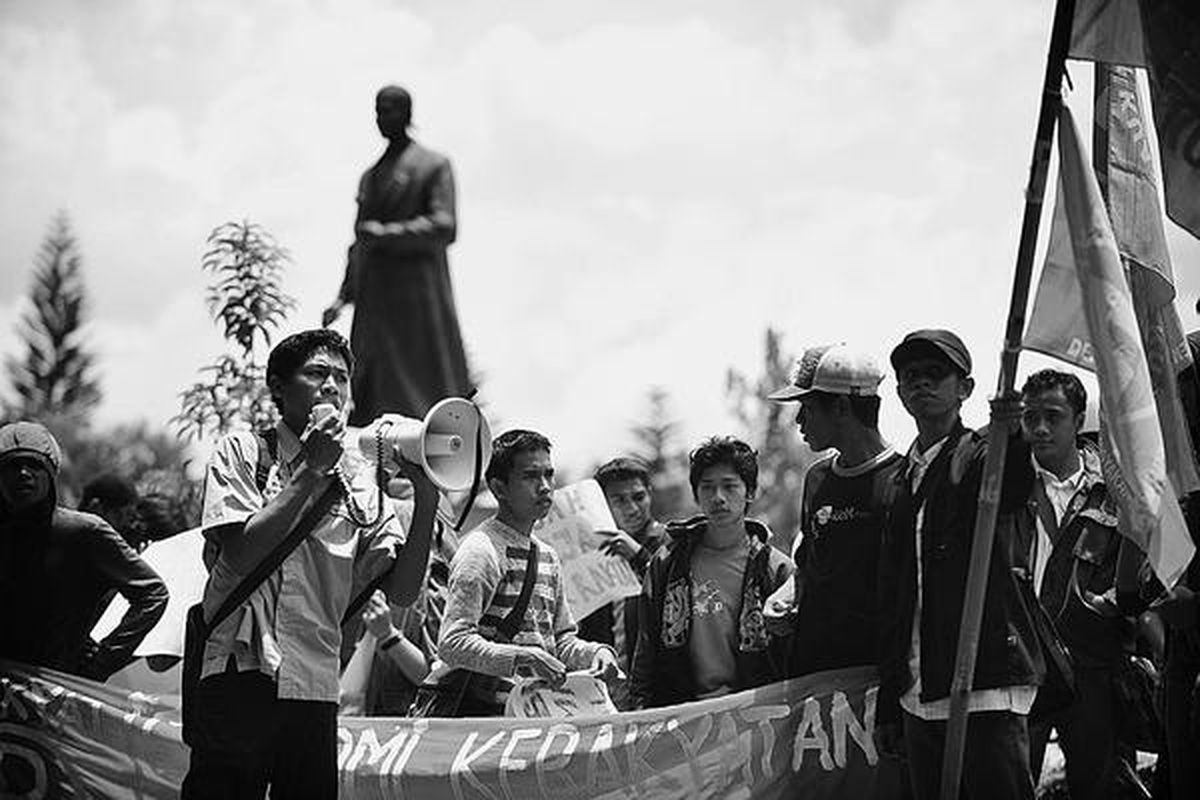 Peringatan Hari Pahlawan diwarnai unjuk rasa Front Perjuangan Pemuda Indonesia di depan Taman Makam Pahlawan Kusumanegara, Yogyakarta, Senin (10/11). Mereka, antara lain, menuntut pemerintah membatalkan surat keputusan bersama (SKB) empat menteri yang dinilai dapat menyengsarakan kaum buruh.  