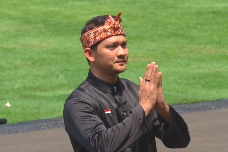 Iko Uwais dan peraih medali emas pencak silat SEA Games 2011, Eko Wahyudi, memimpin atraksi pencak silat di hadapan Presiden RI Prabowo Subianto di Istana Merdeka, Jakarta, Minggu (17/8/2025).